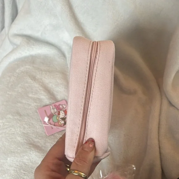 NWT’s Sanrio Hello Kitty Pink Bow Cosmetic Pouch with Pom Charm Keychain - Picture 7 of 9